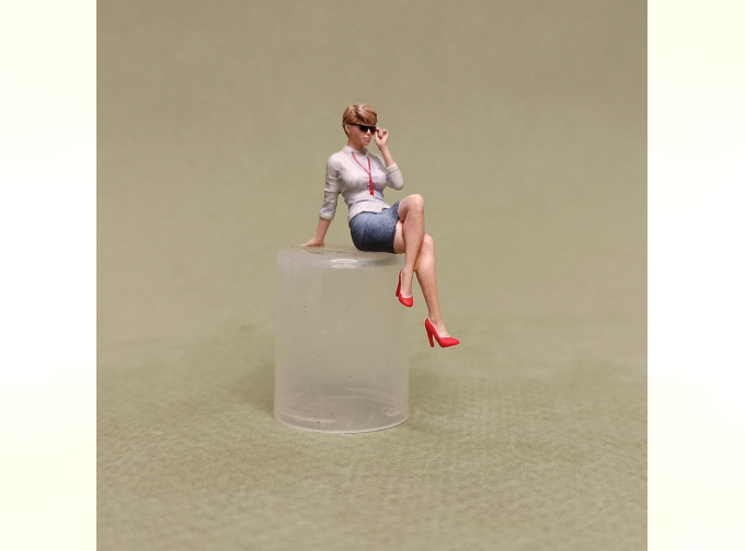 Фигура 0859 Секретарша на столе (Вариант 2), неокрашенная