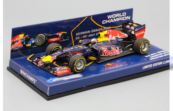 Набор Red Bull: модель F1 Rb8 Red Bull N 1 Sebastian Vettel Showcar 2012 World Champion + пряжка