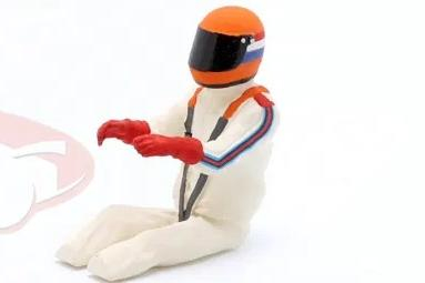 Фигурка сидящего гонщика в оранжевом шлеме (1976)