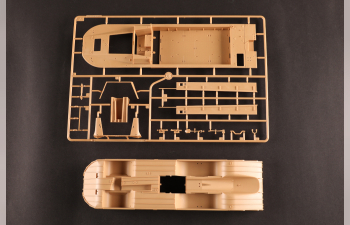 Сборная модель Амфибийное транспортное средство DUKW-353 со 105-мм гаубицей