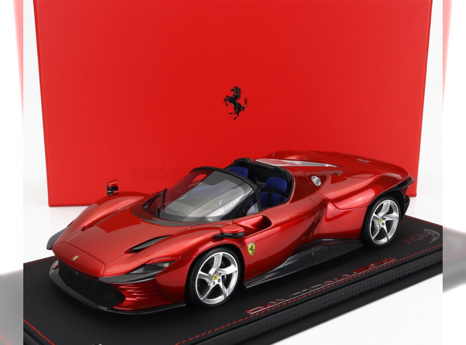 FERRARI Daytona Sp3 Open Roof Icona (2022) - Con Vetrina - With Showcase, Rosso Magma - Red Met
