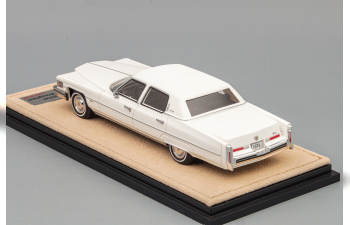 CADILLAC Fleetwood Brougham (1974), White