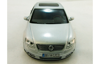 VOLKSWAGEN Phaeton (2002), silver