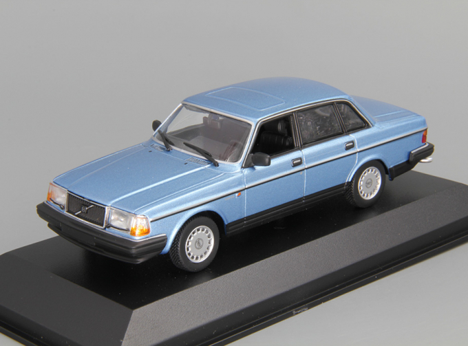 VOLVO 240 GL (1986), blue metallic