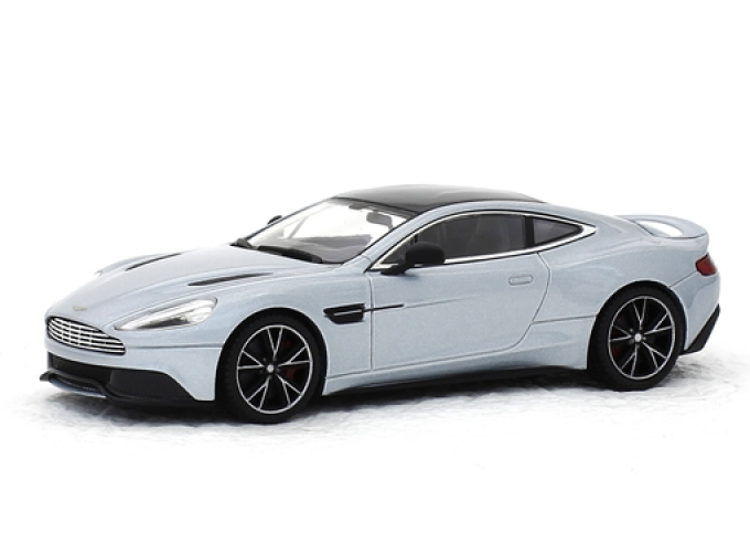 Aston Martin Vanquish (skyfall silver)