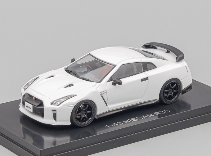 NISSAN GT-R R35, pearl white