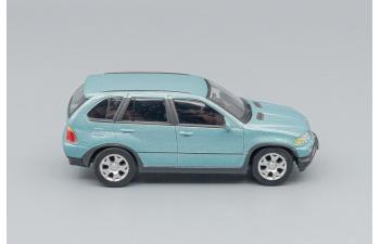 BMW X5 4.4i, light blue