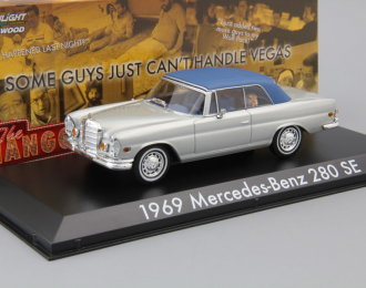 MERCEDES-BENZ 280SE Cabriolet (W111) с фигуркой тигра из к/ф "Мальчишник в Вегасе" (1969), silver / blue