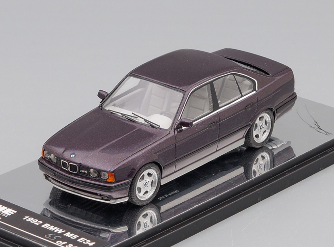 BMW M5 E34, purple metallic