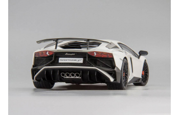 LAMBORGHINI Aventador LP750-4 SV (2015), matt white