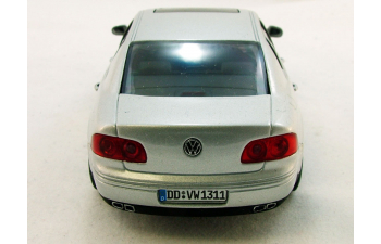 VOLKSWAGEN Phaeton (2002), silver