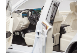 TOYOTA Land Cruiser 300, белый (с работающим светом)