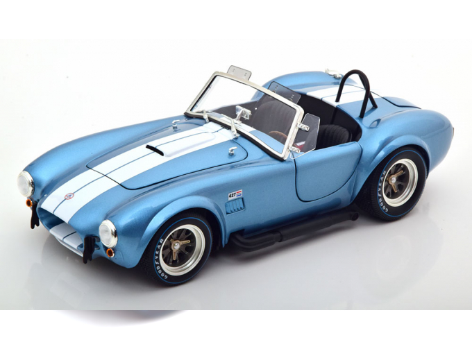 SHELBY Cobra 427 S/C (1962), hellblau-metallic/weiß