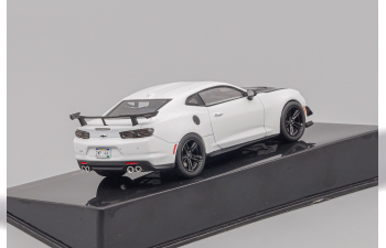 CHEVROLET Camaro ZL1 1LE (2019), white / black