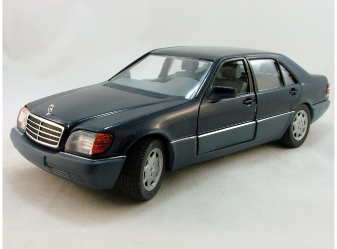 MERCEDES-BENZ 600 SEL W140, масштаб 1:24, синий