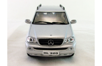 MERCEDES-BENZ ML 320 (2001), Mercedes-Benz Offizielle Modell-Sammlung 64, silver