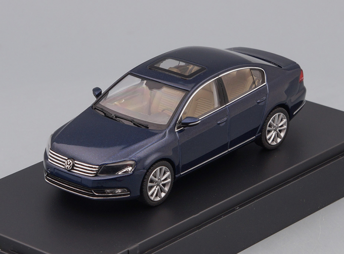 VOLKSWAGEN Passat Limousine (2010), blue