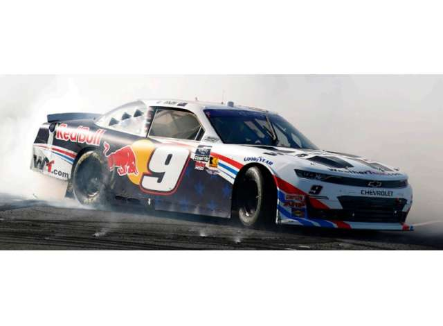 Chevrolet #9 Shane van Gisbergen *Weathertech/Red Bull*, white/blue/red 2025