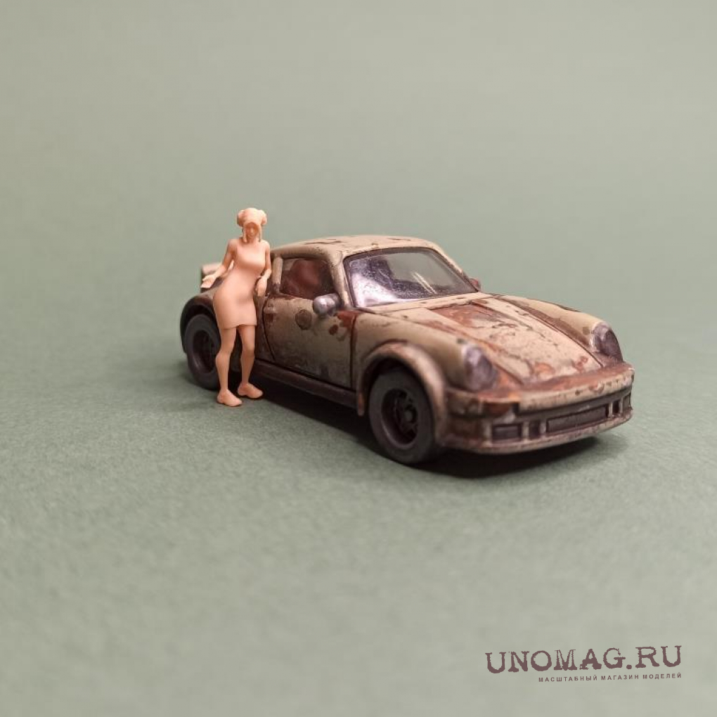 Фигура 0393 Девушка оперлась на машину (масштаб 1:64), неокрашенная