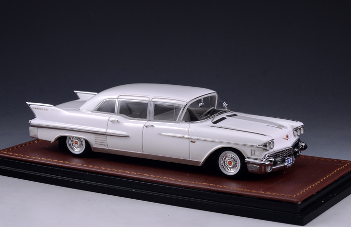 Miniature Cadillac Fleetwood 75 Limousine 1958 – BOS 1/18, état Neuf