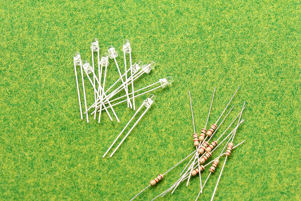 Набор 10шт. светодиодов 3 Вольта с резисторами.