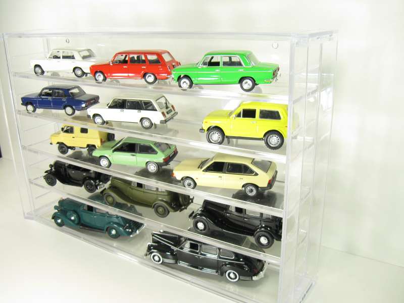 Стеллаж для хранения 32 мини-автомобилей. Изображение гаража на заднем плане